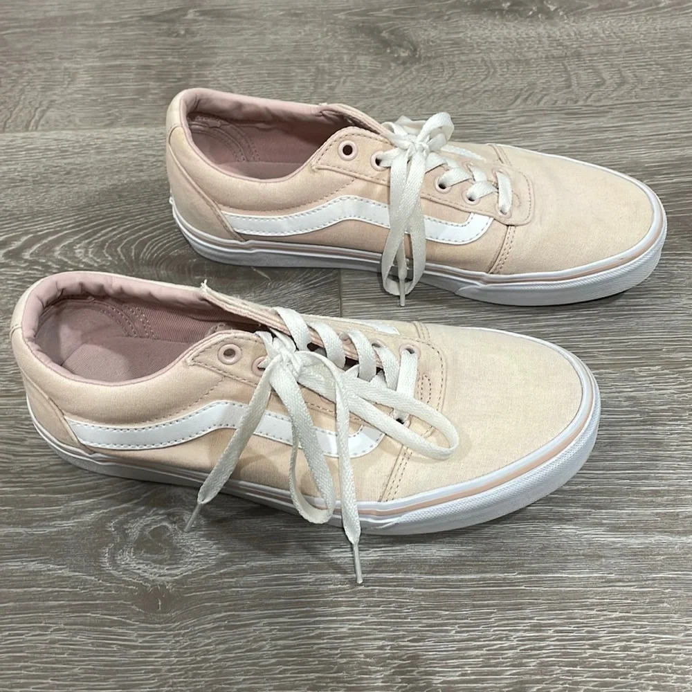 Vans Women’s Ward Low Top Pink Sneakers Size 9.5
